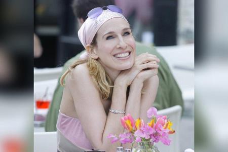 In Staffel sechs zeigte sich die Fashion-Queen bei einem Essen ungewohnt leger. Das Seidenkopftuch und die Brille mit blau g...