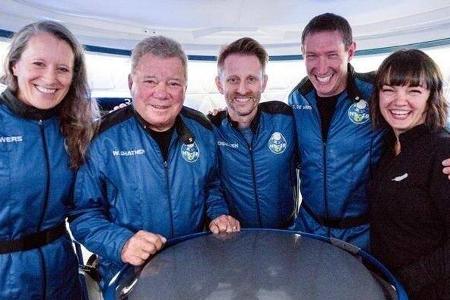 William Shatner (2. v. r.) mit seiner Weltraum-Crew.