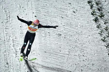 Geiger fliegt in Engelberg erneut auf das Podest - Kobayashi siegt