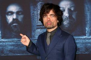 Peter Dinklage vor dem "Game of Thrones"-Plakat.