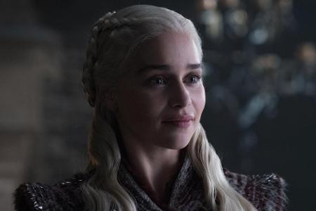 Das Markenzeichen von Daenerys Targaryen, auch bekannt als Drachenkönigin, sind ihre langen wasserstoffblonden Haare.
