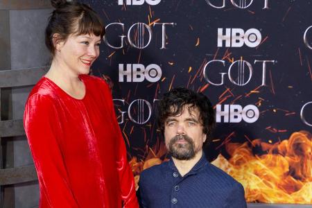 Schauspieler Peter Dinklage, hier bei der Premiere der achten Staffel in New York mit Ehefrau Erica Schmidt, trägt sein Haar...
