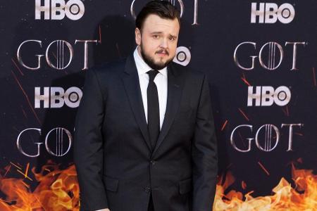 Schauspieler John Bradley mag zwar optisch kaum Unterschiede zu seiner Serien-Rolle aufweisen, doch im Anzug macht er allema...