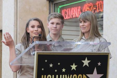 ...Bindi bei der Verleihung ans Mikrofon trat und über ihren Vater sprach. 