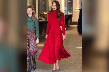 Plisseerock plus gemütlicher Pullover: Herzogin Kate trägt den perfekten Weihnachtslook für das Fest zu Hause.