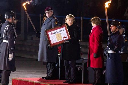 Bundeskanzlerin Angela Merkel (Mitte) beim 
