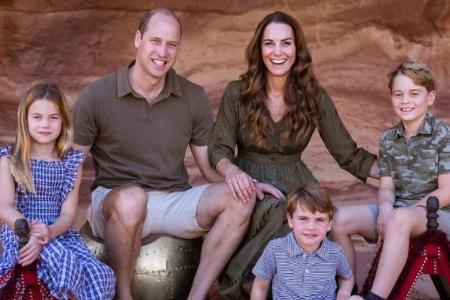 Prinz William, Herzogin Kate sowie ihre drei Kinder Prinzessin Charlotte, Prinz Louis und Prinz George (v.l.) im Familienurl...