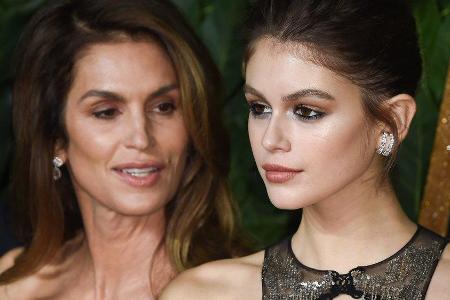 Cindy Crawford (l.) ist stolz auf ihre Model-Tochter Kaia Gerber.