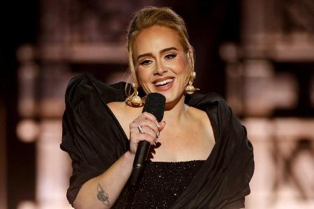 Sängerin Adele ist ganz vernarrt in ihre neuen Rich-Paul-Sneaker.