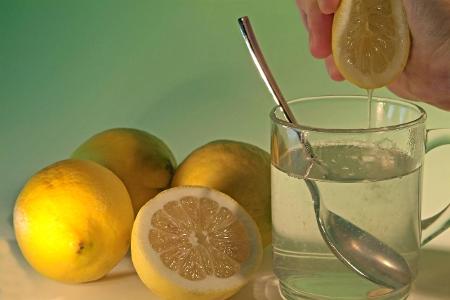 heiße zitrone_imagebroker_theissen.jpg