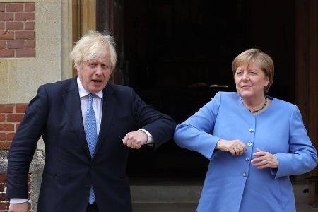 Angela Merkel mit Boris Johnson bei ihrer Abschiedstour im Vereinigten Königreich im Sommer.