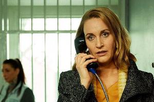 "Die Heiland - Wir sind Anwalt: 48 Stunden": Im Gefängnis versucht Romy Heiland (Christina Athenstädt) herauszufinden, wer e...