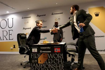 Schach-WM: Carlsen und Nepomnjaschtschi weiter auf Augenhöhe