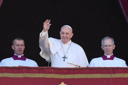 Papst Franziskus spendet den Weihnachtssegen.
