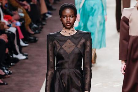 Vielleicht mag ihr Name noch nicht so weitverbreitet sein, Adut Akech gehört aber definitiv zu den aufstrebenden Topmodels d...