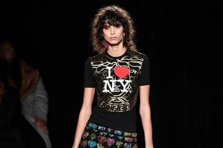 Yves Saint Laurent, Versace, Chanel: Mica Argañaraz stammt aus Argentinien und erobert die Laufstege der Welt. Zu ihren gute...