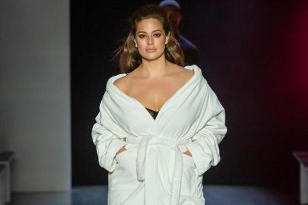Gleiches lässt sich über Ashley Graham sagen. Auch sie ist in gewisser Weise schon ein alter Hase auf dem Laufsteg. Jedoch h...