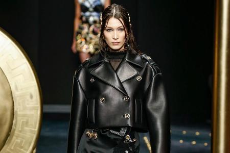 Bella Hadid, Gigi Hadids ein Jahr jüngere Schwester, hat die Laufstege dieser Welt gleichermaßen erobert. 2019 wurde mithilf...