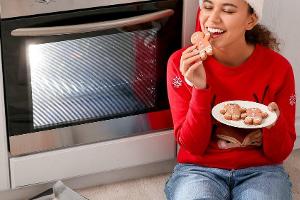 Weihnachtsleckereien wie Lebkuchen gelingen auch im eigenen Backofen.