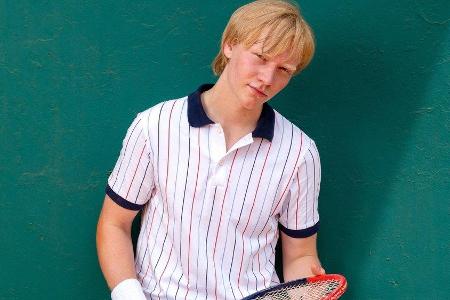 Bruno Alexander mimt Tennis-Legende Boris Becker.