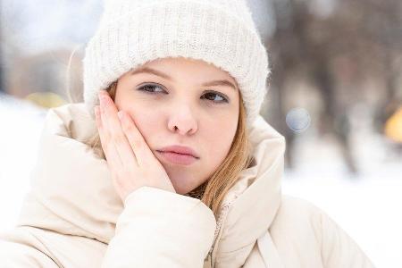 Im Winter können die Zähne empfindlich auf Kälte reagieren.