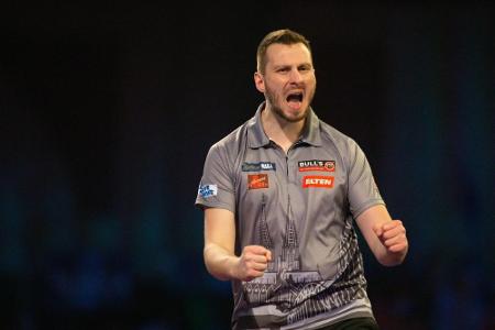 Hempel feiert Sensationssieg bei Darts-WM mit Tee an der Hotelbar