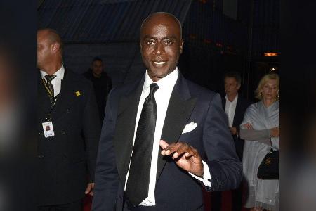 Bruce Darnell beschenkt sich selbst.