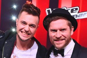 Sebastian Krenz (li.) und Johannes Oerding freuen sich über den "The Voice"-Sieg.