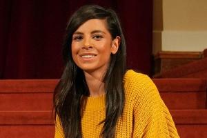 Collien Ulmen-Fernandes führt durch die Doku "Die 10 An-Gebote".