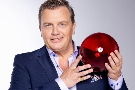 Hape Kerkeling ist zurück im TV und startet auch wieder als Sänger durch.