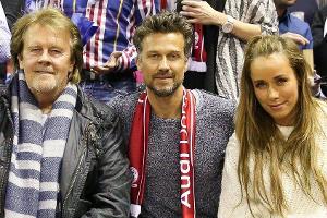 Howard, Wayne und Annemarie Carpendale zeigen mit ihrem Video Humor.