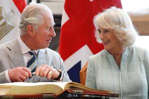 Prinz Charles und Herzogin Camilla gehen mit den royalen Fans auf eine literarische Reise.