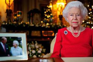 Queen Elizabeth II. gedenkt Prinz Philip in ihrer Weihnachtsansprache 2021.