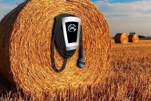 Wallbox Ladepunkt Strohballen Land Dorf Elektromobilität