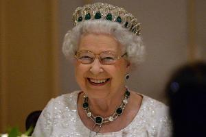 Queen Elizabeth II. bei einem Dinner in unbeschwerteren Zeiten.