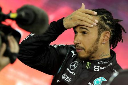 Hamilton von Prinz Charles zum Ritter geschlagen