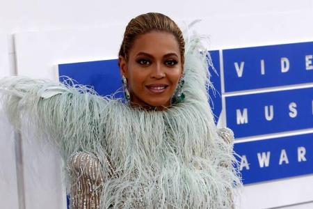 ...haufenweise Drohbriefe an Beyoncé, durchsetzt mit religiösen Wahnvorstellungen. Die Sängerin erwirkte 2011 eine einstweil...