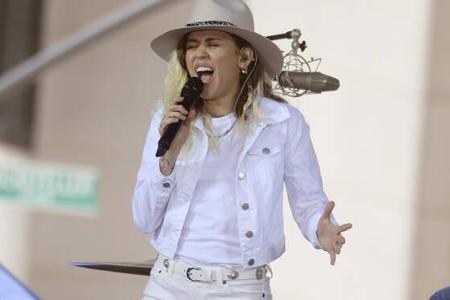 ...dass er der Ehemann von Miley sei. Der Mann landete für 18 Monate hinter Gittern und Miley Cyrus konnte erst einmal wiede...