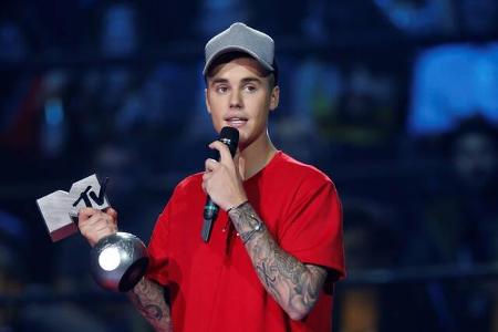 ...Mitinsassen darum, Justin ausfindig zu machen und ihm den Penis abzuschneiden. Was er damit vorhatte, kann man sich ausma...