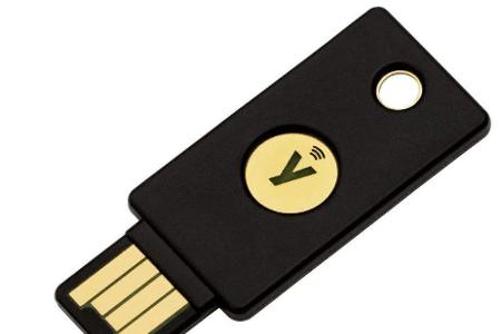 Fido-2-Sticks wie dieses Modell von Yubico lassen sich bequem am Schlüsselbund mitnehmen. Für die Windows-Anmeldung sind sie...