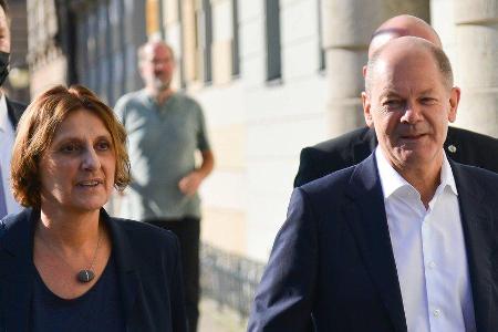 Olaf Scholz und seine Frau Britta Ernst auf dem Weg zu einem Wahllokal in Potsdam.
