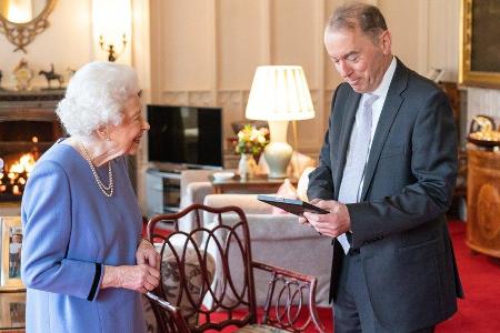 Queen Elizabeth II. und Thomas Trotter im Oak Room.
