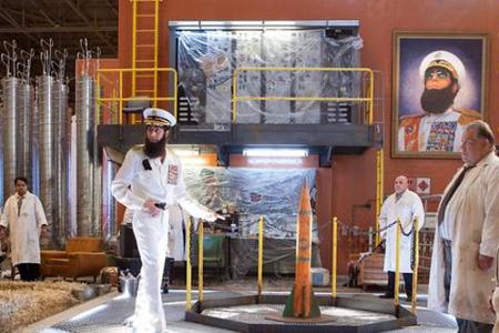 Viel Aufmerksamkeit erregte auch seine Figur des Admiral General Haffaz Aladeen im Film 