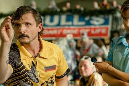 Florian Lukas (li.) spielt Dartprofi Eddie, Leonard Scheicher (re.) seinen Ziehsohn Kevin.