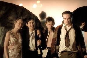 "Eldorado KaDeWe - Jetzt ist unsere Zeit" (v.l.): Hedi (Valerie Stoll), Fritzi (Lia von Blarer), Harry Jandorf (Joel Basman)...