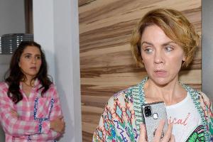 "GZSZ": Laura (l.) spürt, dass sich Yvonne immer mehr zurückzieht.