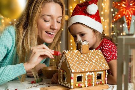 Spaß für Groß und Klein: Ein Lebkuchenhaus darf in der Weihnachtszeit nicht fehlen.