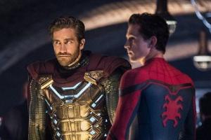 "Spider-Man: Far from Home": Quentin Beck (Jake Gyllenhaal, l.) weiht Peter Parker (Tom Holland) in seine Pläne ein.