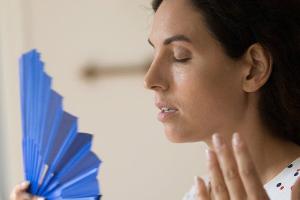 Auch jüngere Frauen können in die Wechseljahre kommen.