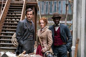 "In 80 Tagen um die Welt!": Phileas Fogg (David Tennant, l.), Abigail Fix (Leonie Benesch) und Jean Passepartout (Ibrahim Ko...